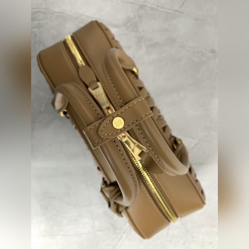 5BB148繡線(焦糖) Miu家新款保齡球包包，官網主推，今年絕對爆 款式，頂