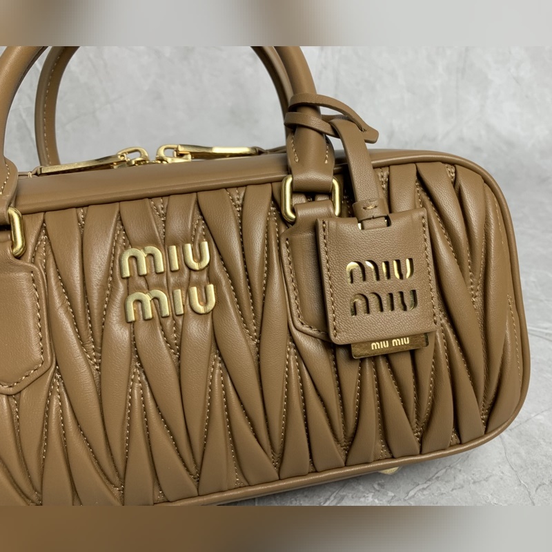 5BB148繡線(焦糖) Miu家新款保齡球包包，官網主推，今年絕對爆 款式，頂