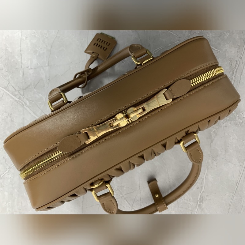 5BB148繡線(焦糖) Miu家新款保齡球包包，官網主推，今年絕對爆 款式，頂