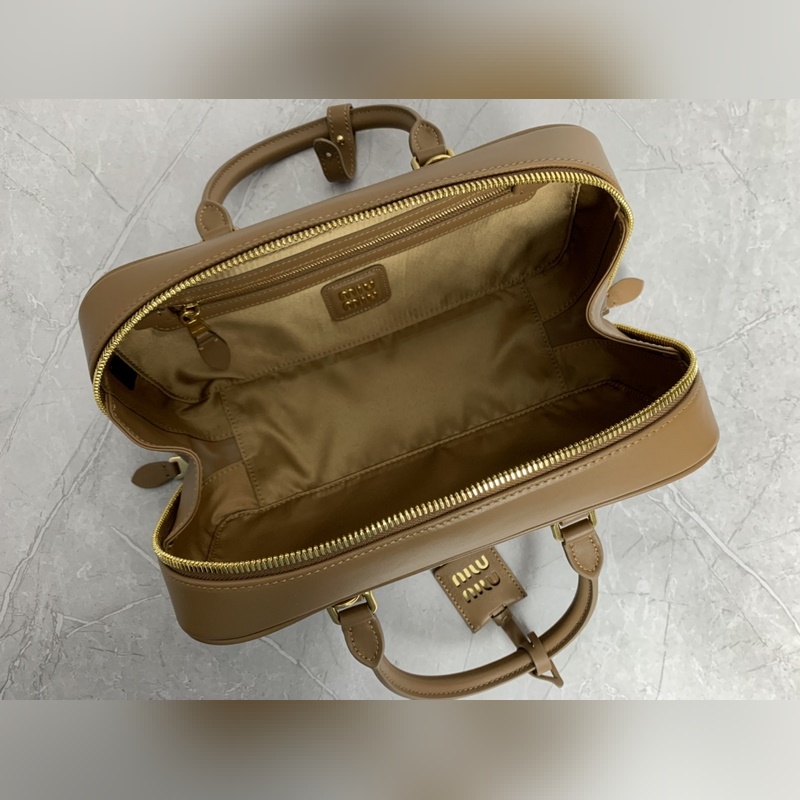 5BB148繡線(焦糖) Miu家新款保齡球包包，官網主推，今年絕對爆 款式，頂