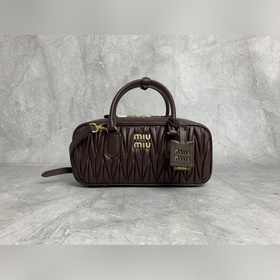 5BB148繡線(石楠木) Miu家新款保齡球包包，官網(wǎng)主推，今年絕對(duì)爆 款式，