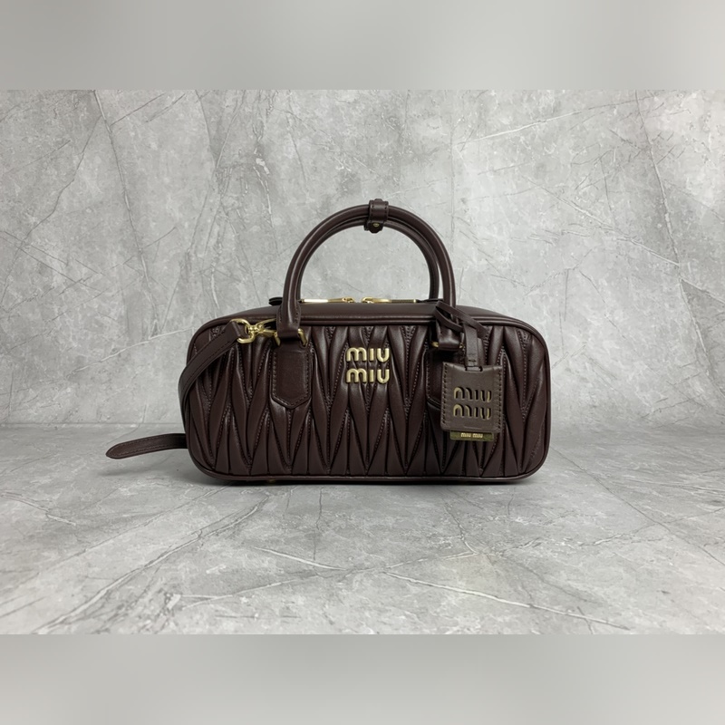 5BB148繡線(石楠木) Miu家新款保齡球包包，官網主推，今年絕對爆 款式，