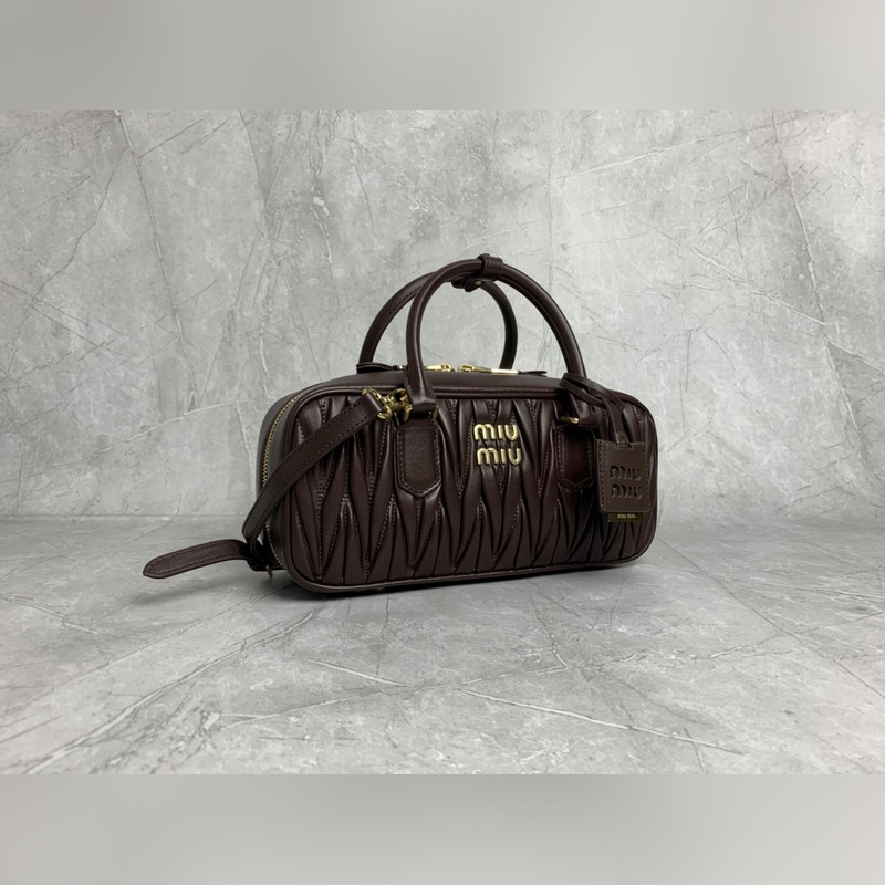 5BB148繡線(石楠木) Miu家新款保齡球包包，官網主推，今年絕對爆 款式，