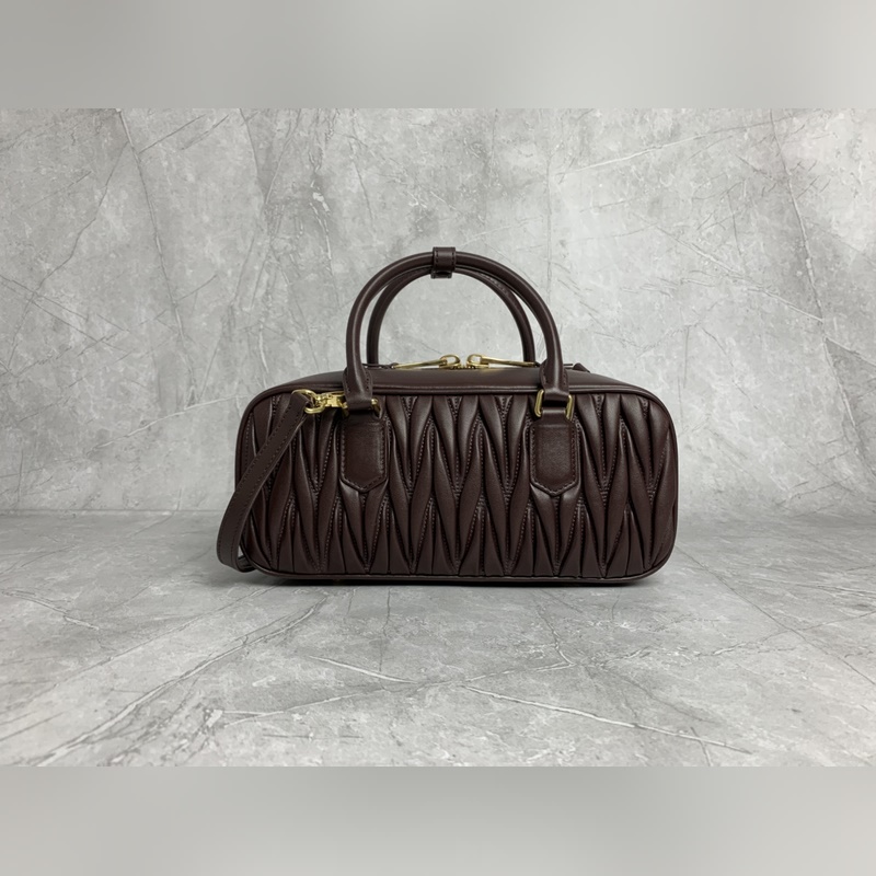 5BB148繡線(石楠木) Miu家新款保齡球包包，官網主推，今年絕對爆 款式，