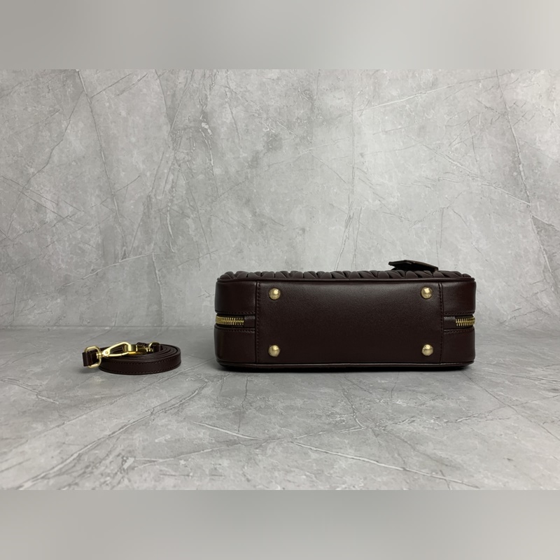 5BB148繡線(石楠木) Miu家新款保齡球包包，官網主推，今年絕對爆 款式，