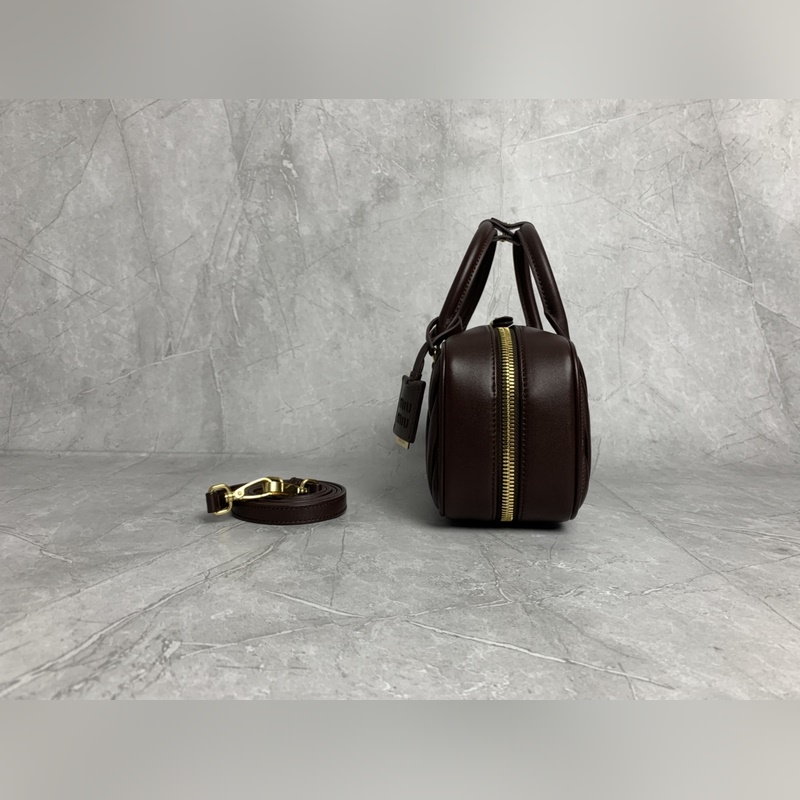 5BB148繡線(石楠木) Miu家新款保齡球包包，官網主推，今年絕對爆 款式，