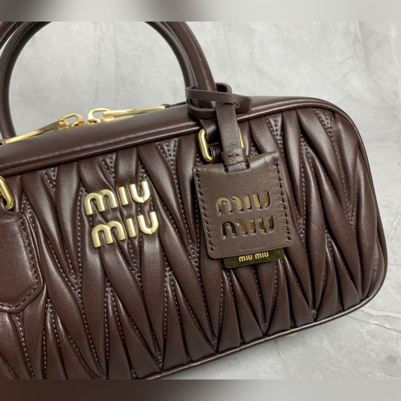 5BB148繡線(石楠木) Miu家新款保齡球包包，官網主推，今年絕對爆 款式，