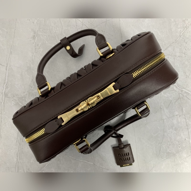 5BB148繡線(石楠木) Miu家新款保齡球包包，官網主推，今年絕對爆 款式，