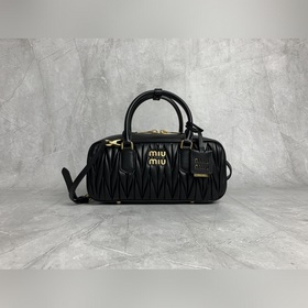 5BB148繡線(黑色) Miu家新款保齡球包包，官網(wǎng)主推，今年絕對(duì)爆 款式，頂