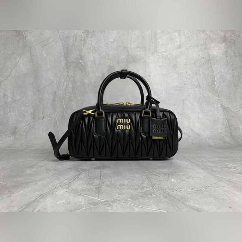 5BB148繡線(黑色) Miu家新款保齡球包包，官網主推，今年絕對爆 款式，頂