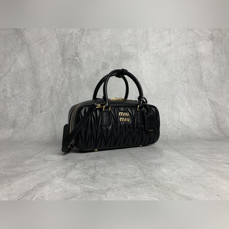 5BB148繡線(黑色) Miu家新款保齡球包包，官網主推，今年絕對爆 款式，頂