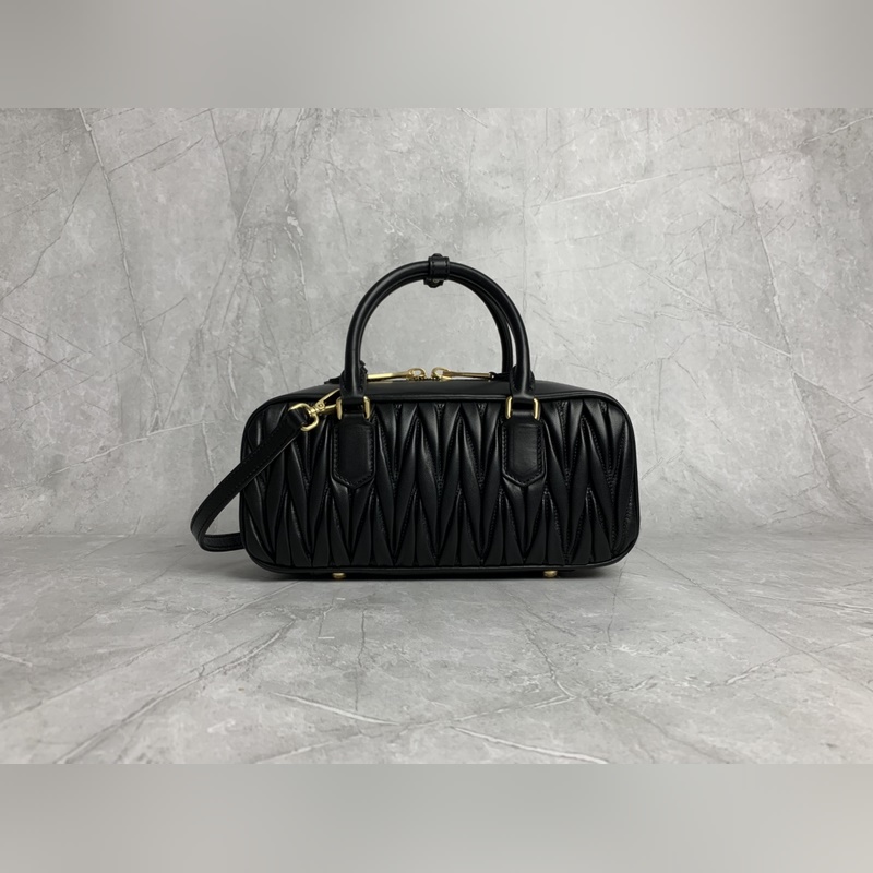 5BB148繡線(黑色) Miu家新款保齡球包包，官網主推，今年絕對爆 款式，頂