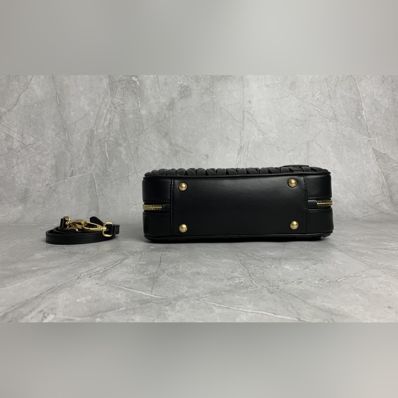 5BB148繡線(黑色) Miu家新款保齡球包包，官網主推，今年絕對爆 款式，頂