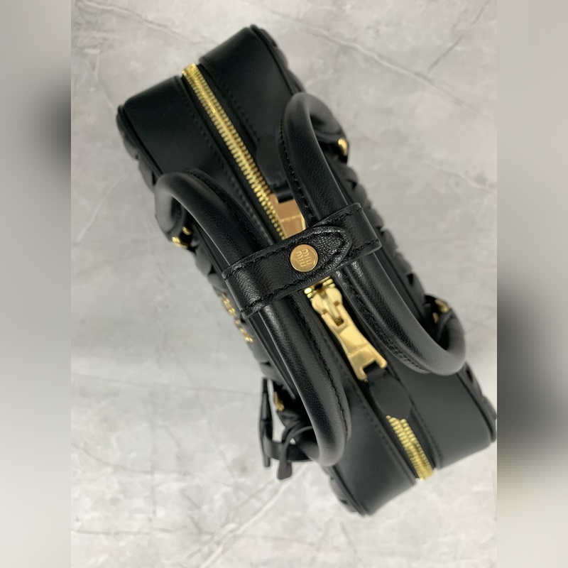 5BB148繡線(黑色) Miu家新款保齡球包包，官網主推，今年絕對爆 款式，頂