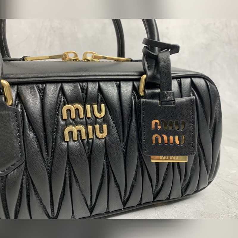 5BB148繡線(黑色) Miu家新款保齡球包包，官網主推，今年絕對爆 款式，頂