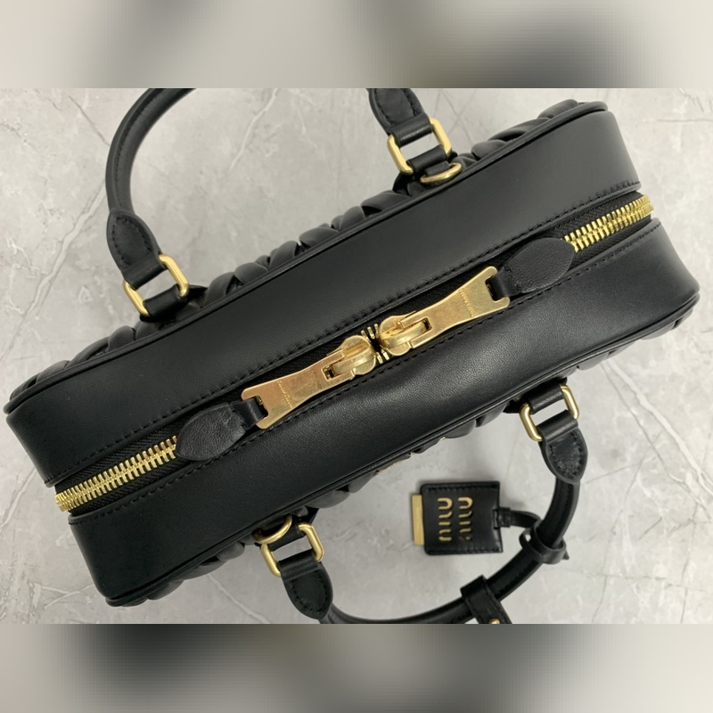 5BB148繡線(黑色) Miu家新款保齡球包包，官網主推，今年絕對爆 款式，頂