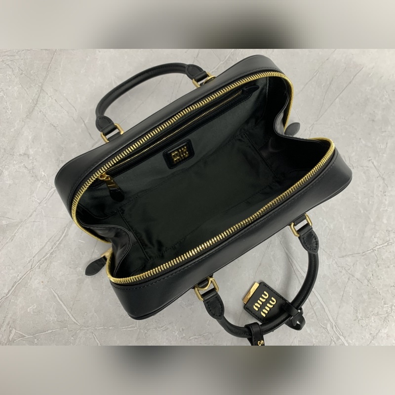 5BB148繡線(黑色) Miu家新款保齡球包包，官網主推，今年絕對爆 款式，頂