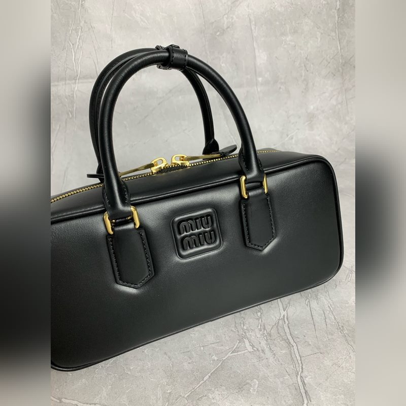 保齡球最新版原廠皮 5BB148(黑色) M家新款保齡球包包，官網主推，今年絕對