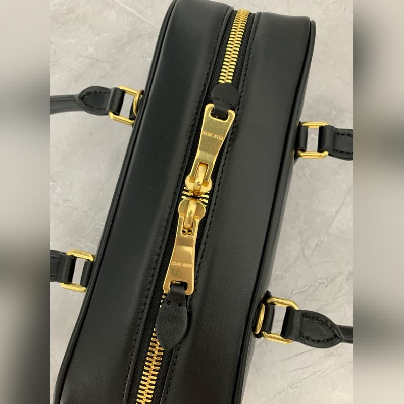 保齡球最新版原廠皮 5BB148(黑色) M家新款保齡球包包，官網主推，今年絕對