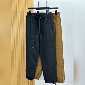 Moncler 蒙口束腳口袋小字母休閑時尚褲，以其獨特的設計融合了實用與潮流。采