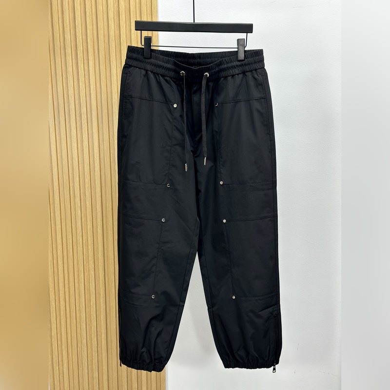 Moncler 蒙口束腳口袋小字母休閑時尚褲，以其獨特的設計融合了實用與潮流。采