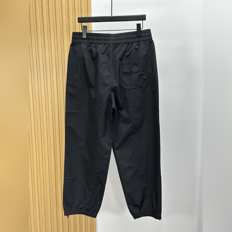 Moncler 蒙口束腳口袋小字母休閑時尚褲，以其獨特的設計融合了實用與潮流。采