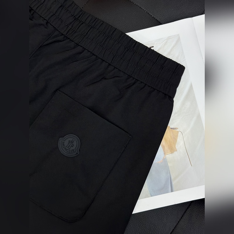 Moncler 蒙口束腳口袋小字母休閑時尚褲，以其獨特的設計融合了實用與潮流。采