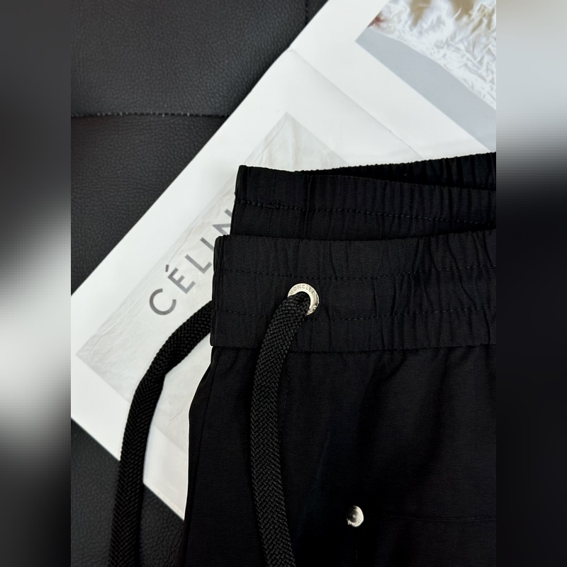 Moncler 蒙口束腳口袋小字母休閑時尚褲，以其獨特的設計融合了實用與潮流。采