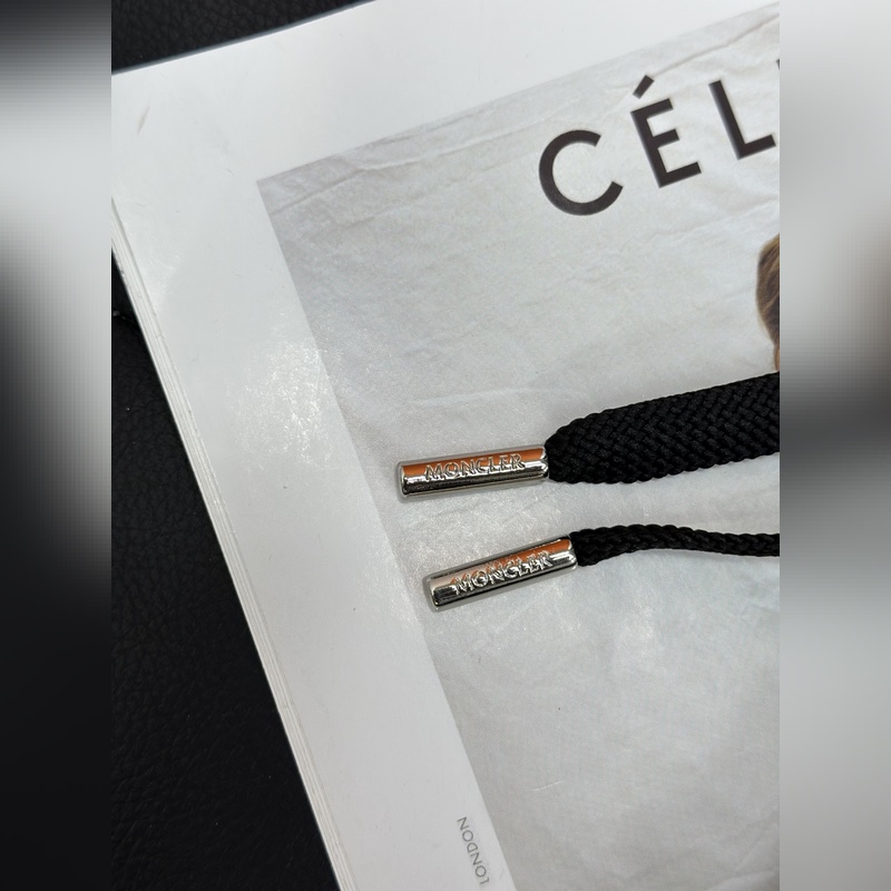 Moncler 蒙口束腳口袋小字母休閑時尚褲，以其獨特的設計融合了實用與潮流。采