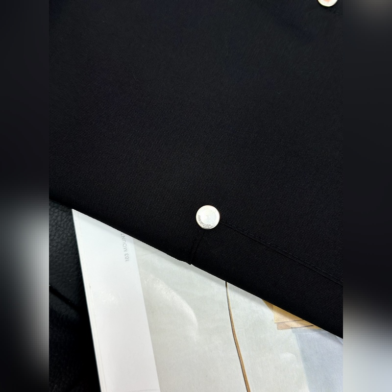 Moncler 蒙口束腳口袋小字母休閑時尚褲，以其獨特的設計融合了實用與潮流。采