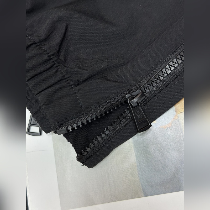 Moncler 蒙口束腳口袋小字母休閑時尚褲，以其獨特的設計融合了實用與潮流。采