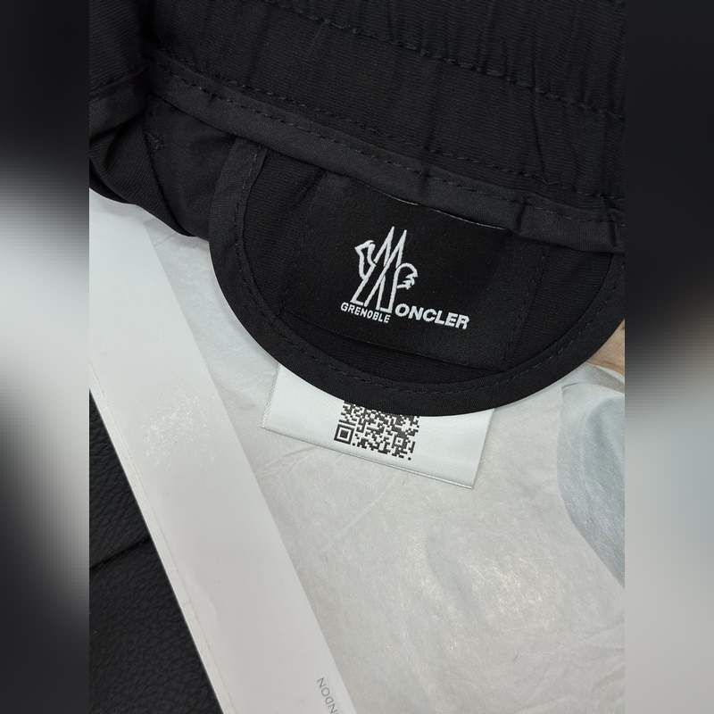 Moncler 蒙口束腳口袋小字母休閑時尚褲，以其獨特的設計融合了實用與潮流。采
