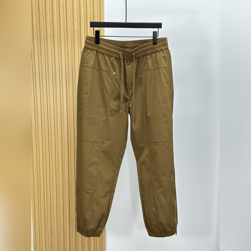 Moncler 蒙口束腳口袋小字母休閑時尚褲，以其獨特的設計融合了實用與潮流。采