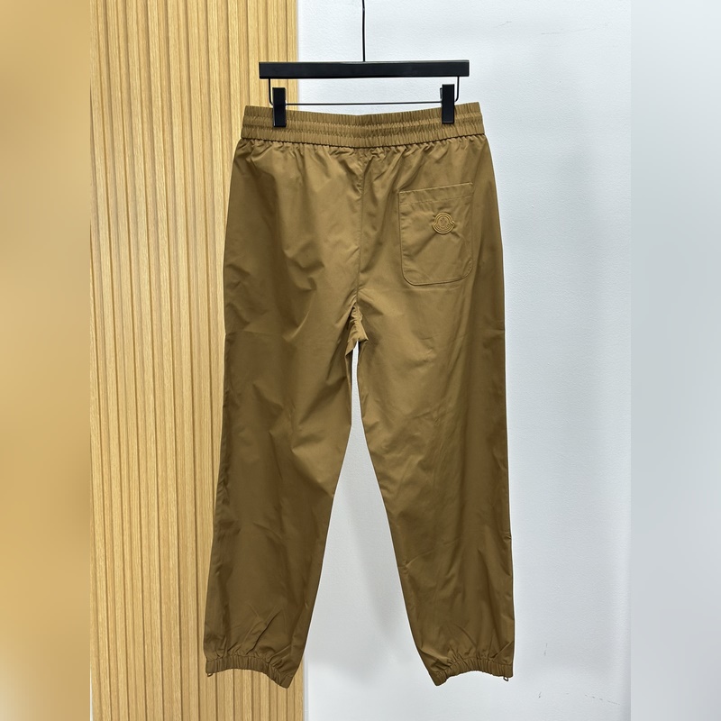 Moncler 蒙口束腳口袋小字母休閑時尚褲，以其獨特的設計融合了實用與潮流。采