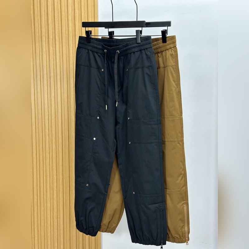 Moncler 蒙口束腳口袋小字母休閑時尚褲，以其獨特的設計融合了實用與潮流。采