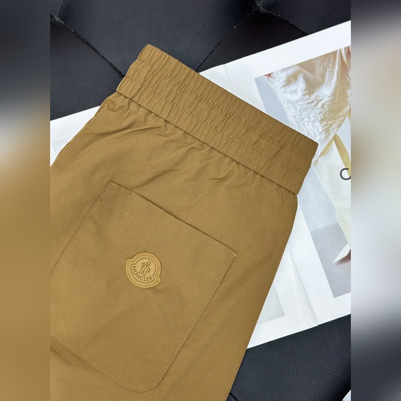 Moncler 蒙口束腳口袋小字母休閑時尚褲，以其獨特的設計融合了實用與潮流。采