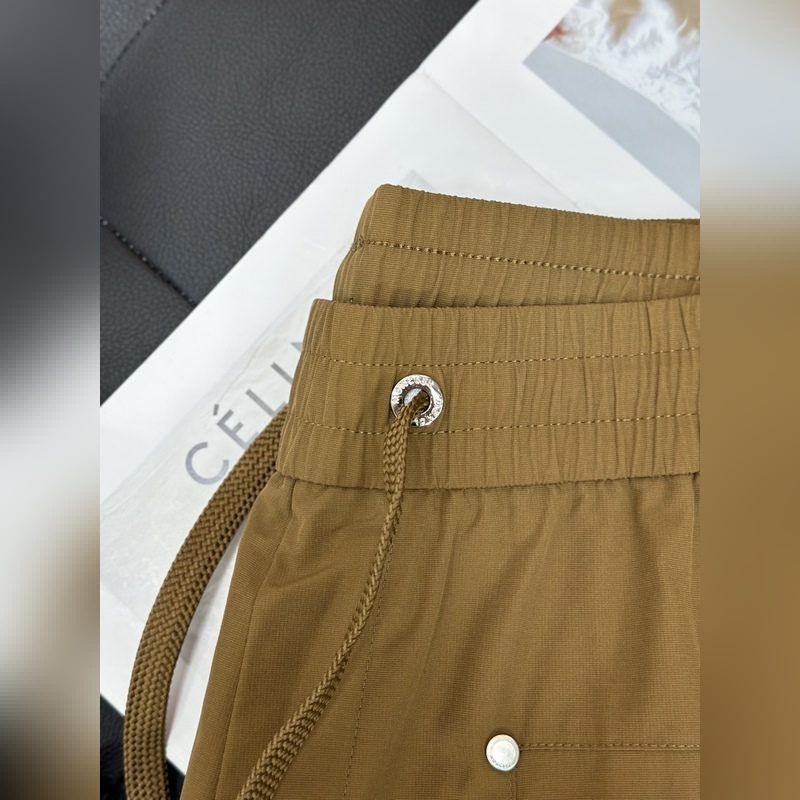 Moncler 蒙口束腳口袋小字母休閑時尚褲，以其獨特的設計融合了實用與潮流。采