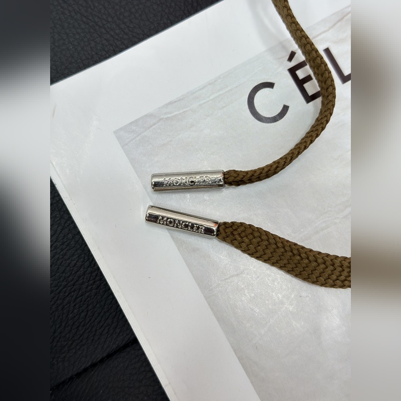 Moncler 蒙口束腳口袋小字母休閑時尚褲，以其獨特的設計融合了實用與潮流。采