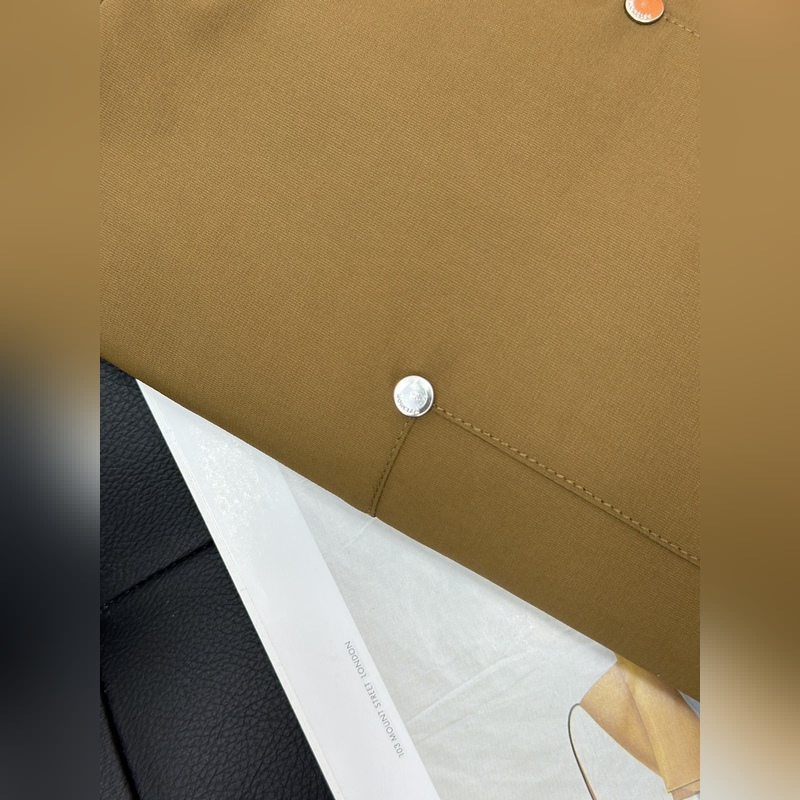 Moncler 蒙口束腳口袋小字母休閑時尚褲，以其獨特的設計融合了實用與潮流。采