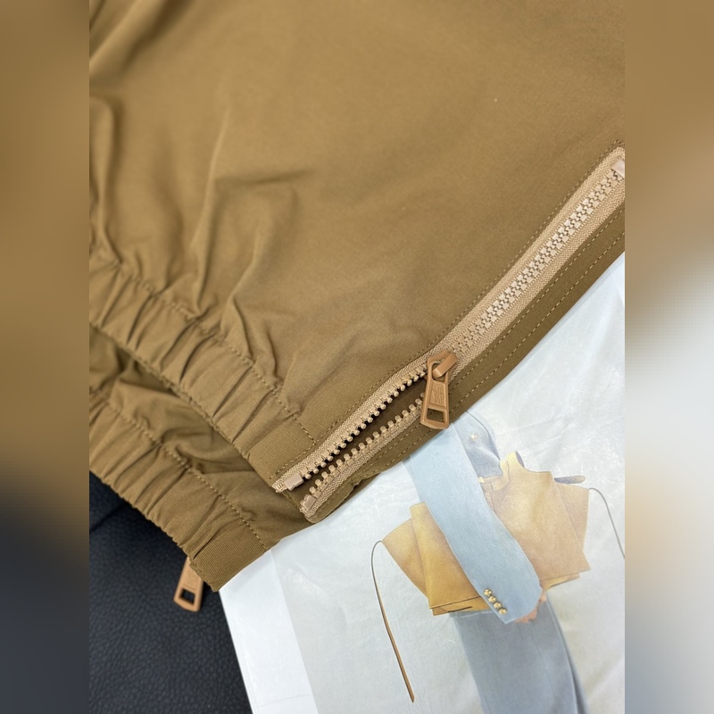 Moncler 蒙口束腳口袋小字母休閑時尚褲，以其獨特的設計融合了實用與潮流。采