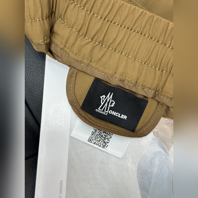 Moncler 蒙口束腳口袋小字母休閑時尚褲，以其獨特的設計融合了實用與潮流。采