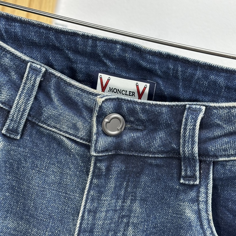 Moncler 蒙口 25年秋冬新品修身小直筒版型裁剪設計男士通勤百搭商務牛仔褲