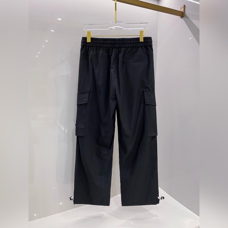 口Moncler 2026束腳休閑時尚褲，作為當代潮流與舒適的完美結合，正逐漸