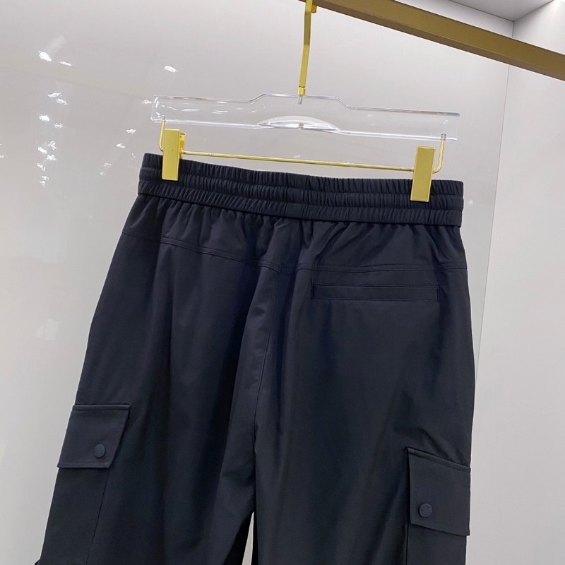 口Moncler 2026束腳休閑時尚褲，作為當代潮流與舒適的完美結合，正逐漸