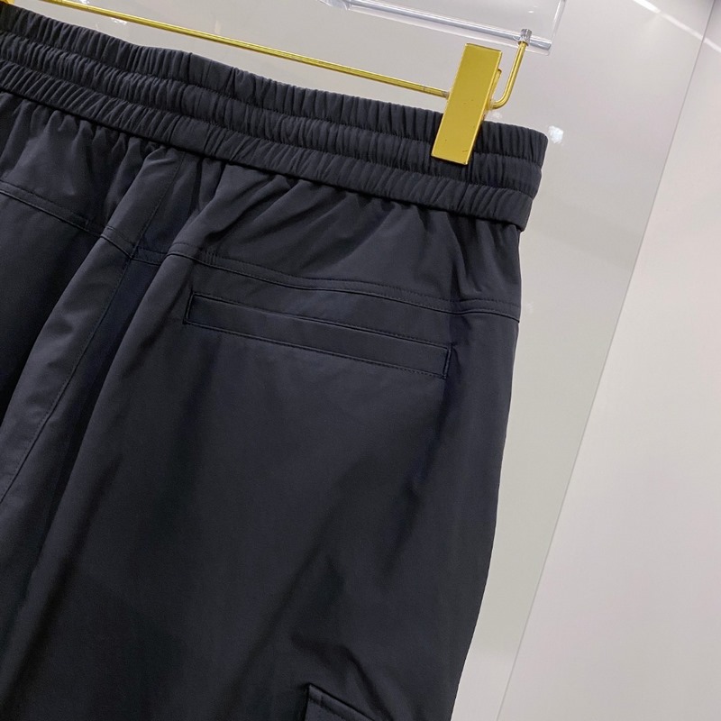 口Moncler 2026束腳休閑時尚褲，作為當代潮流與舒適的完美結合，正逐漸