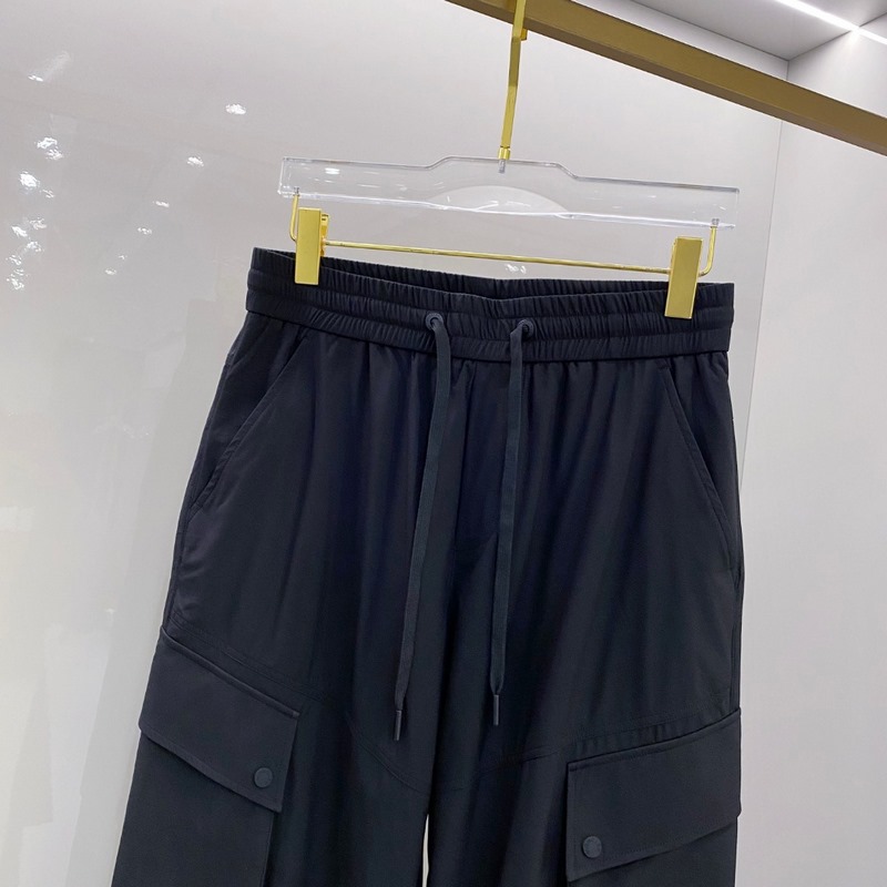 口Moncler 2026束腳休閑時尚褲，作為當代潮流與舒適的完美結合，正逐漸