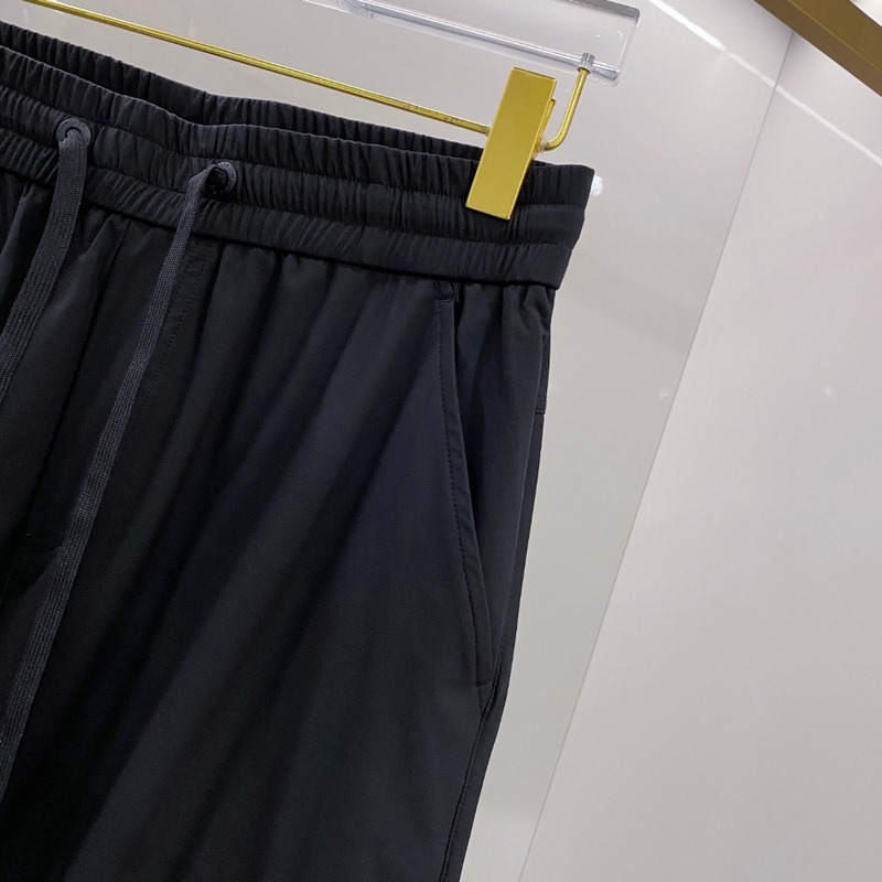 口Moncler 2026束腳休閑時尚褲，作為當代潮流與舒適的完美結合，正逐漸