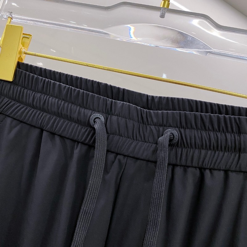 口Moncler 2026束腳休閑時尚褲，作為當代潮流與舒適的完美結合，正逐漸