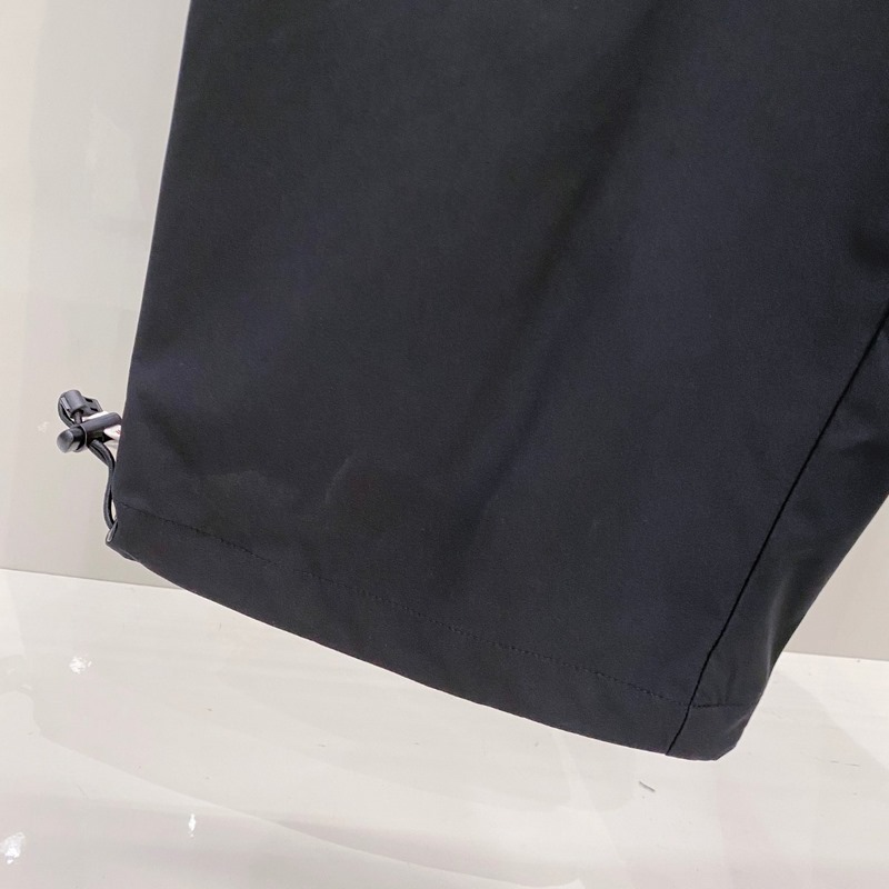 口Moncler 2026束腳休閑時尚褲，作為當代潮流與舒適的完美結合，正逐漸