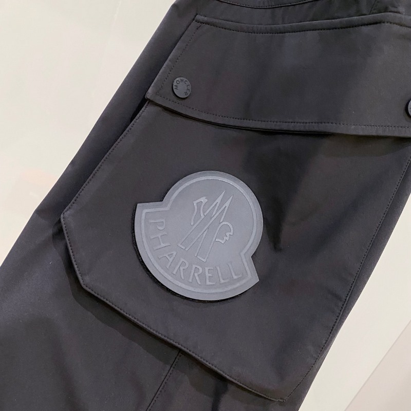 口Moncler 2026束腳休閑時尚褲，作為當代潮流與舒適的完美結合，正逐漸